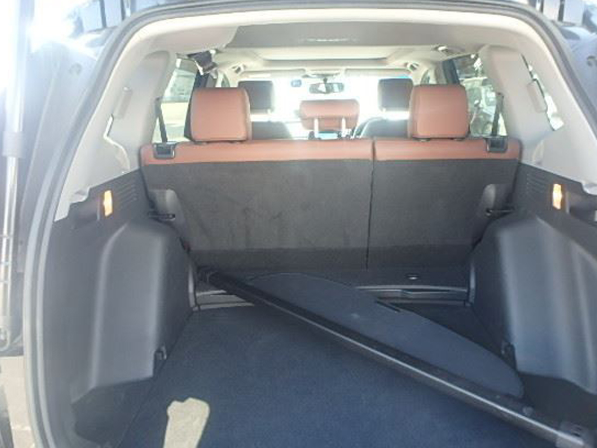 Car Planet Looking for a high-quality SUV? Check out this 2020 Honda CR-V EX Masterpiece in stunning black, rated 4.5 with only 42,170 km on the clock! This oil-fueled beauty is now available in Dhaka. ✨ Key Details: Year: 2020 Model: Honda CR-V EX Masterpiece Condition: 4.5/5 Mileage: 42,170 km Fuel: Oil Color: Black Don't miss out on this exceptional SUV! Contact us now for more info.